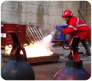 Prova di esercitazione pratica durante la fase di spegnimento di un prncipio di incendio